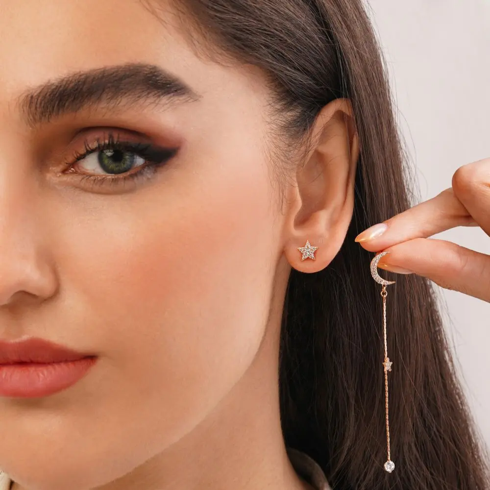تصویر گوشواره شوپینگ میخی نگین دار طلایی