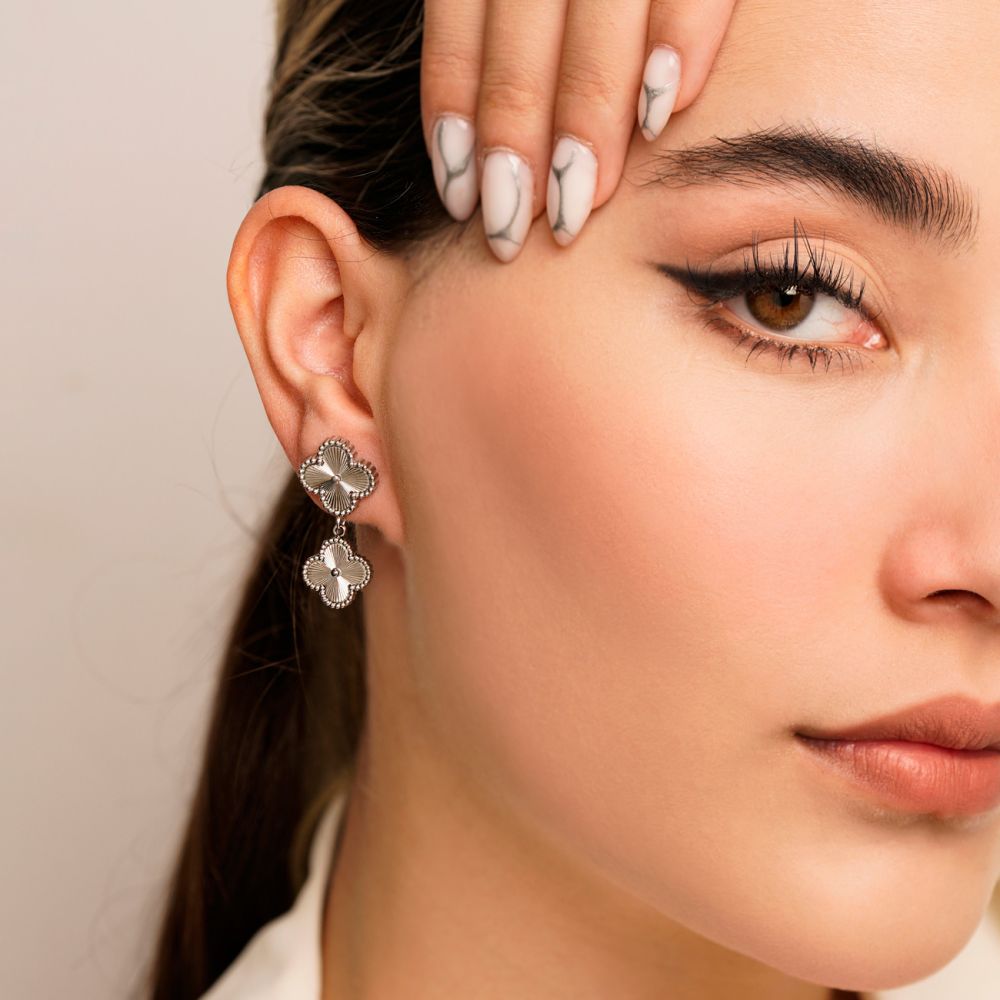 تصویر گوشواره میخی استیل 304 ون کلیف (Van cleef) آویزدار سفید