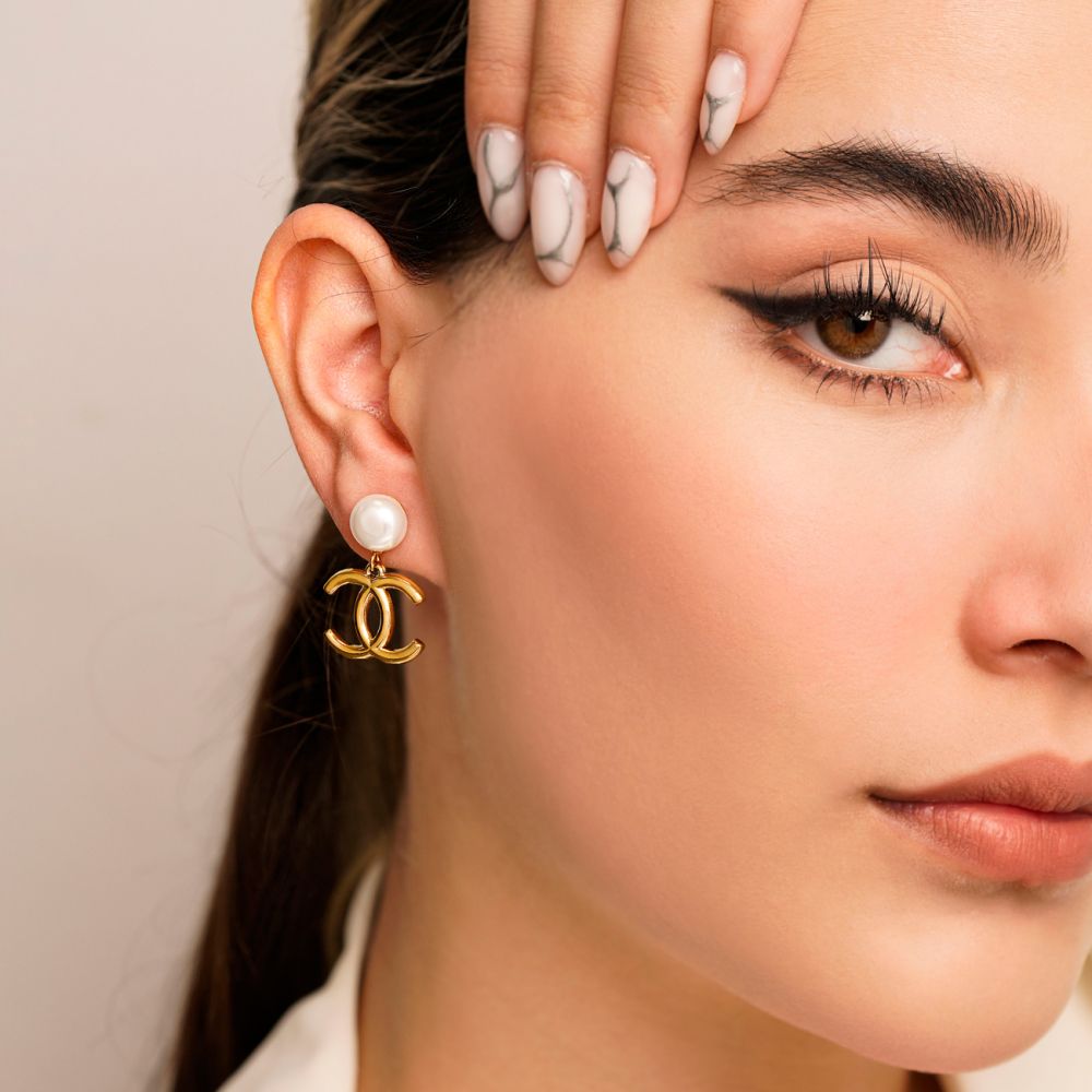 تصویر گوشواره میخی استیل 304 شنل (Chanel) آویزدار مروارید طلایی