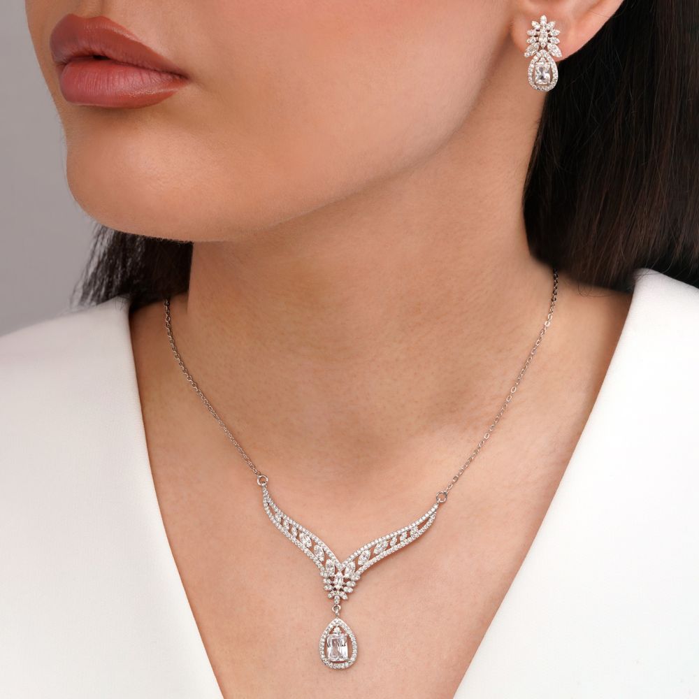 تصویر نیم ست جواهری نگین سفید تیتانیوم نقره ای