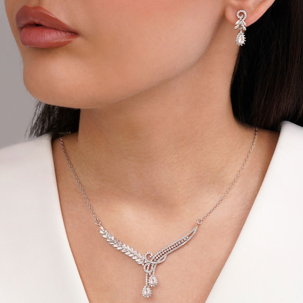 تصویر نیم ست جواهری نگین سفید تیتانیوم نقره ای