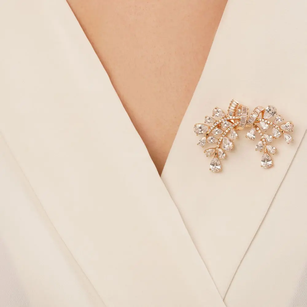 تصویر سنجاق نگین دار طلایی شوپینگ