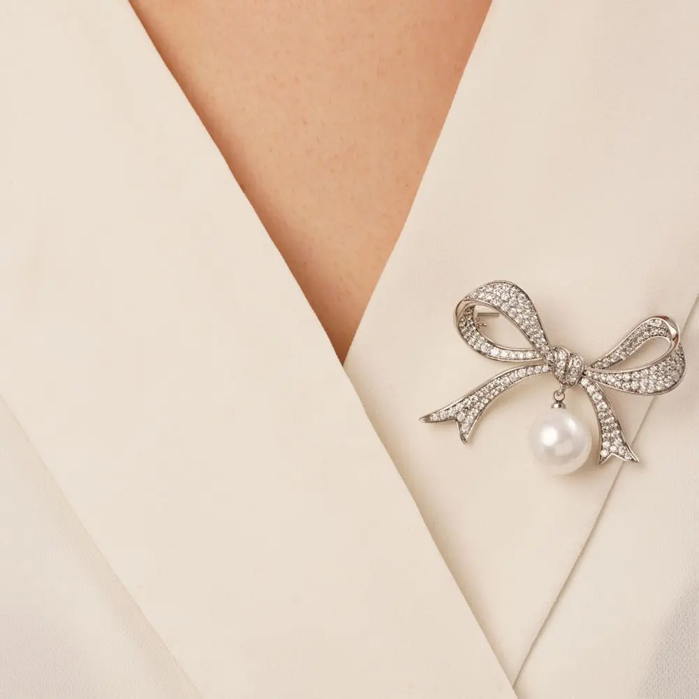 تصویر سنجاق پاپیون نگین دار مرواریدی نقره ای شوپینگ