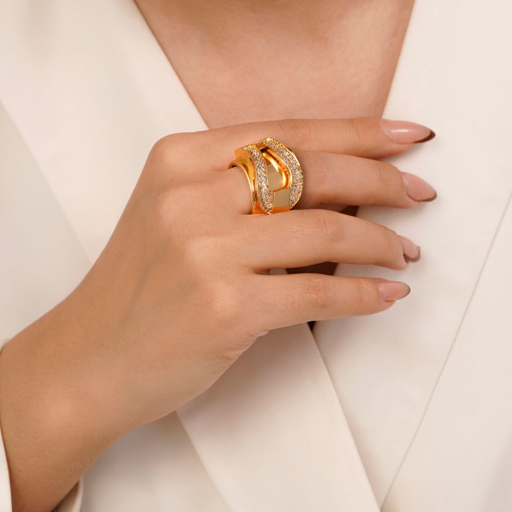 تصویر انگشتر طرح دار تیتانیوم طلایی