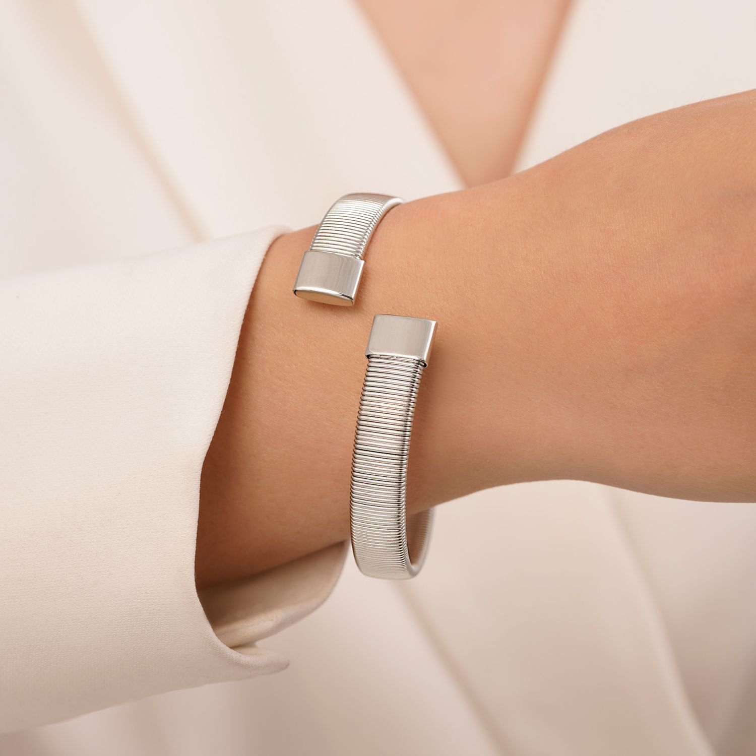 دستبند النگویی استیل 316 طرح دار سفید (فری سایز)