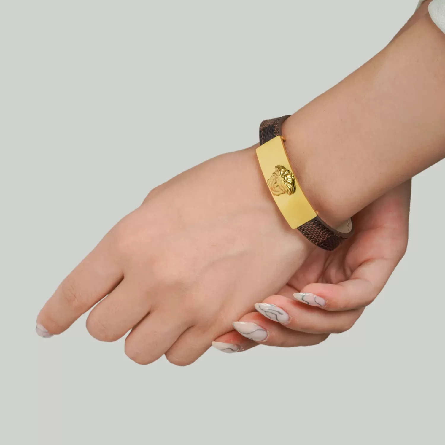 دستبند استیل 304 چرمی ورساچ طلایی
