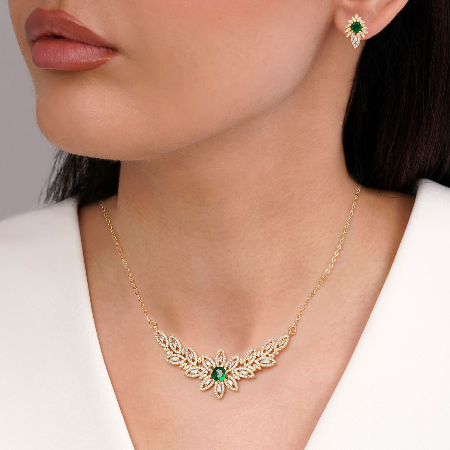 نیم ست جواهری نگین سبز تیتانیوم طلایی