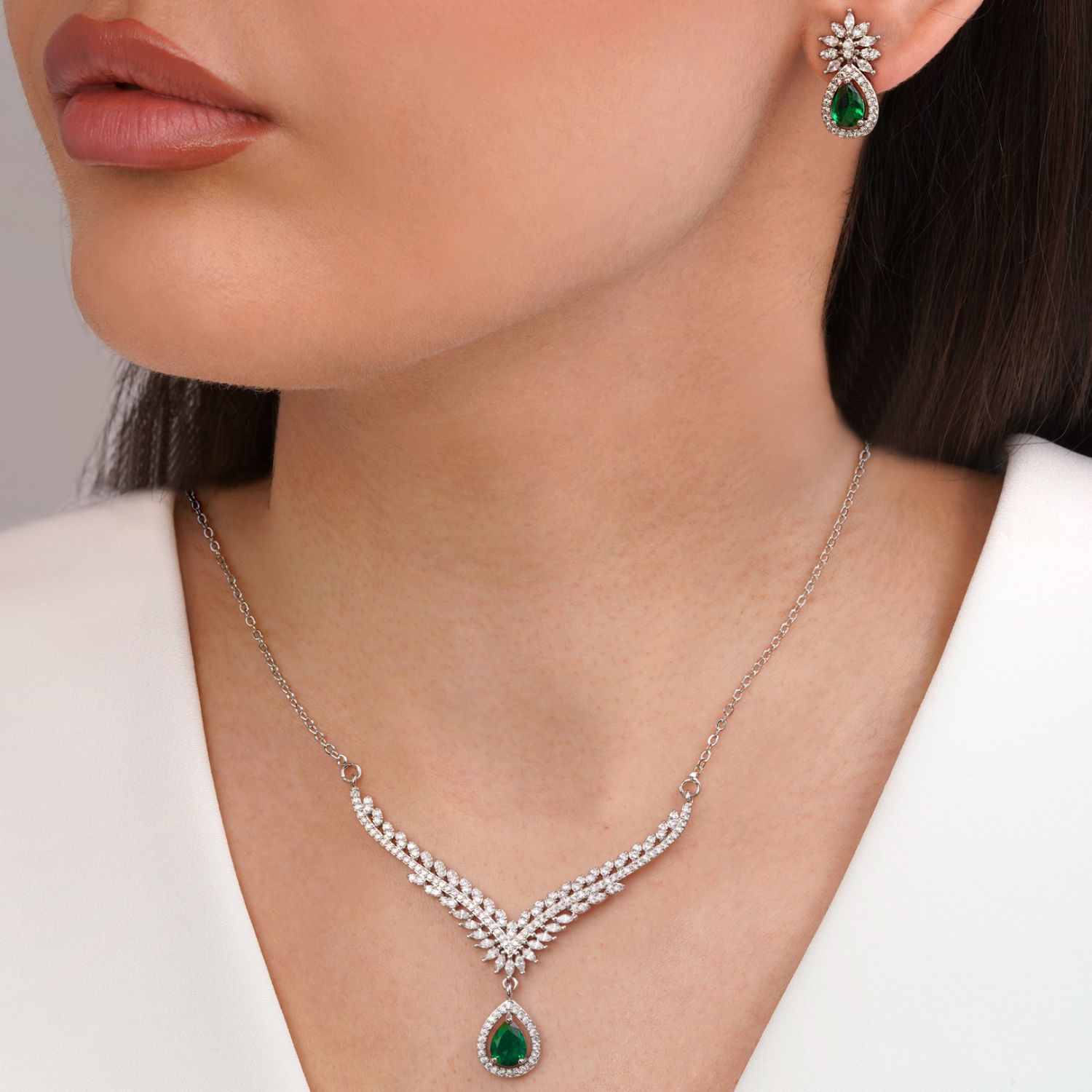 نیم ست جواهری نگین سبز تیتانیوم نقره ای