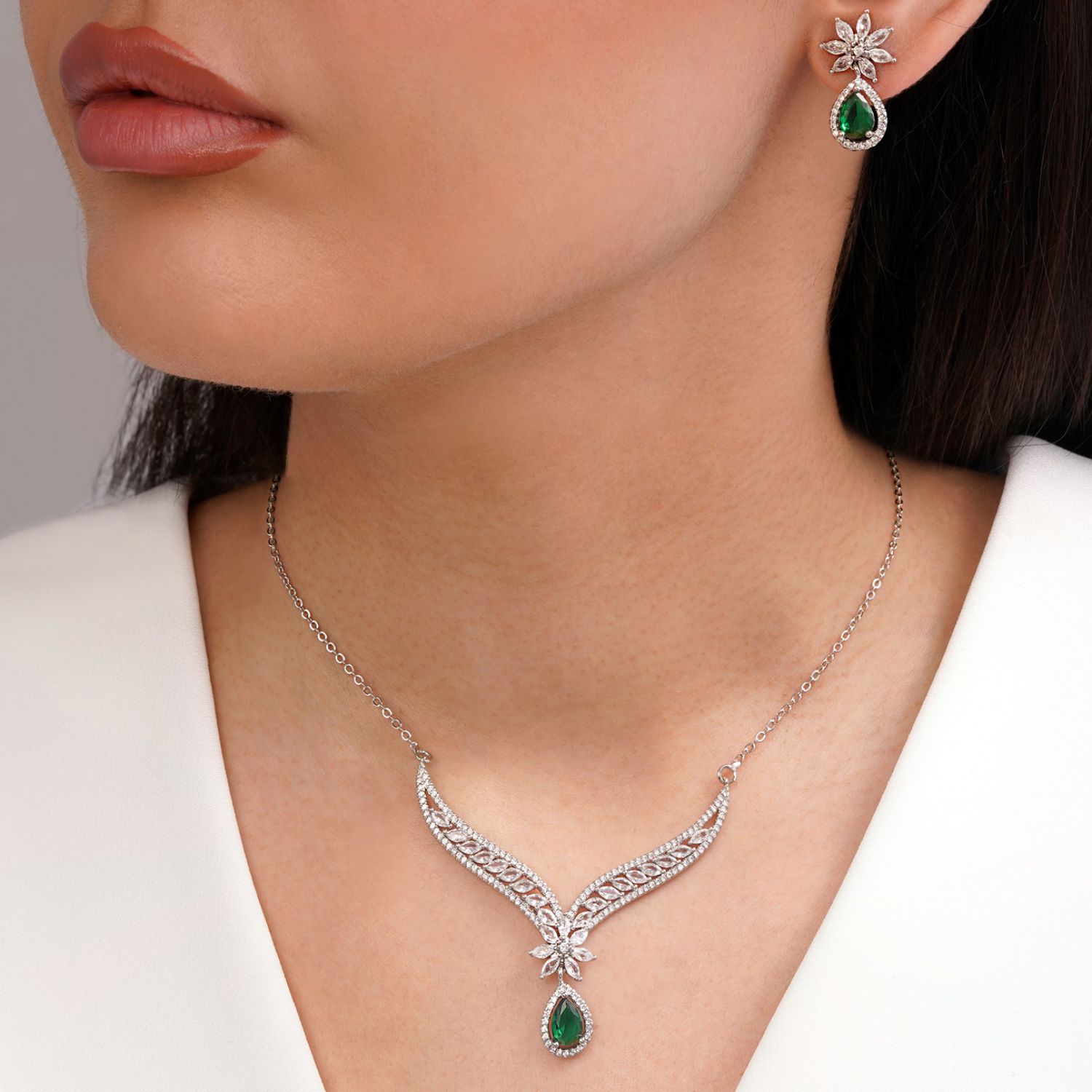 نیم ست جواهری نگین سبز تیتانیوم نقره ای