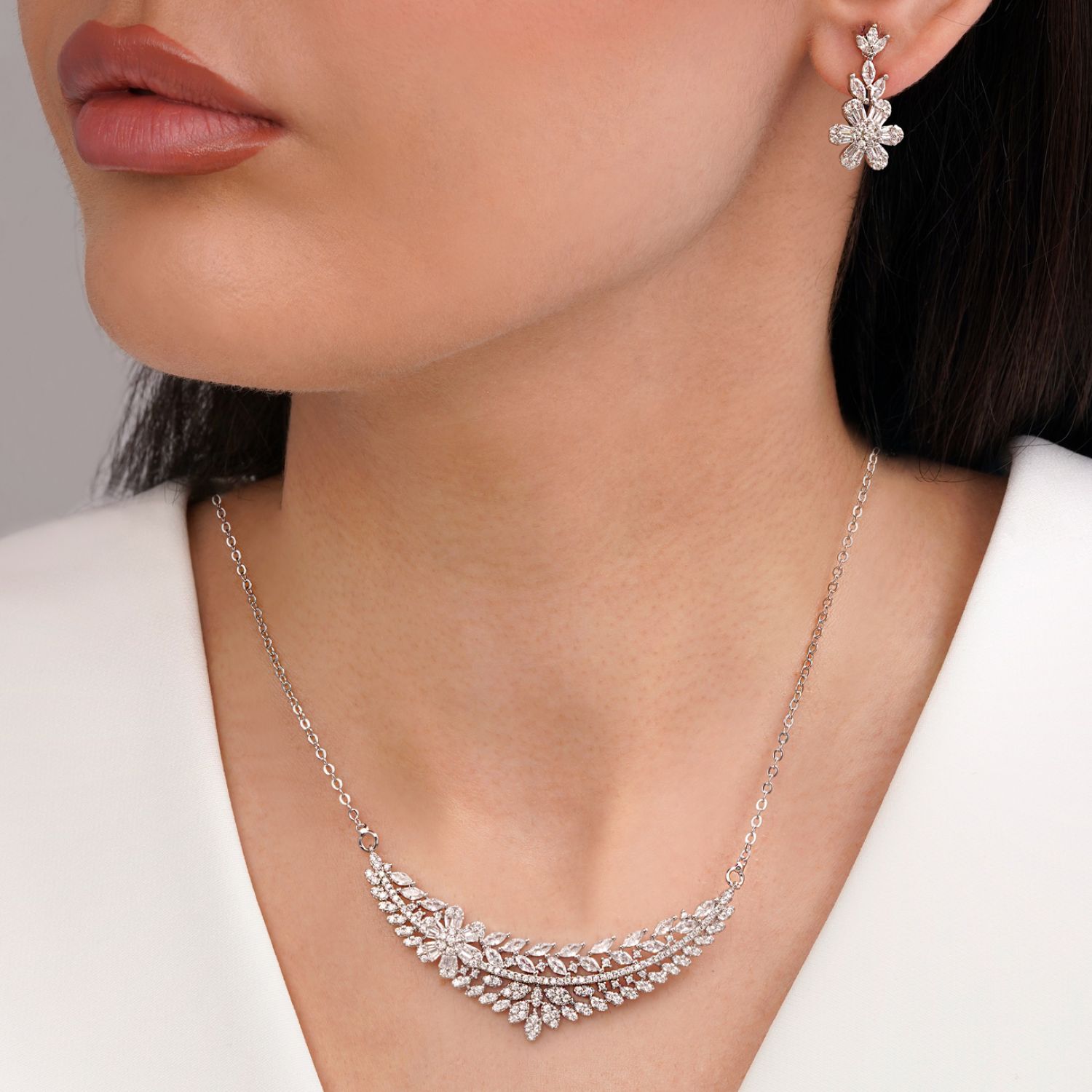 نیم ست جواهری نگین سفید تیتانیوم نقره ای