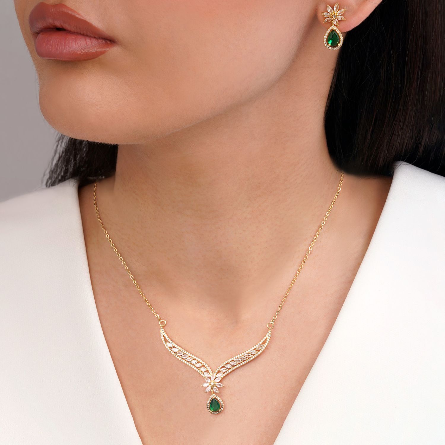 نیم ست جواهری نگین سبز تیتانیوم طلایی