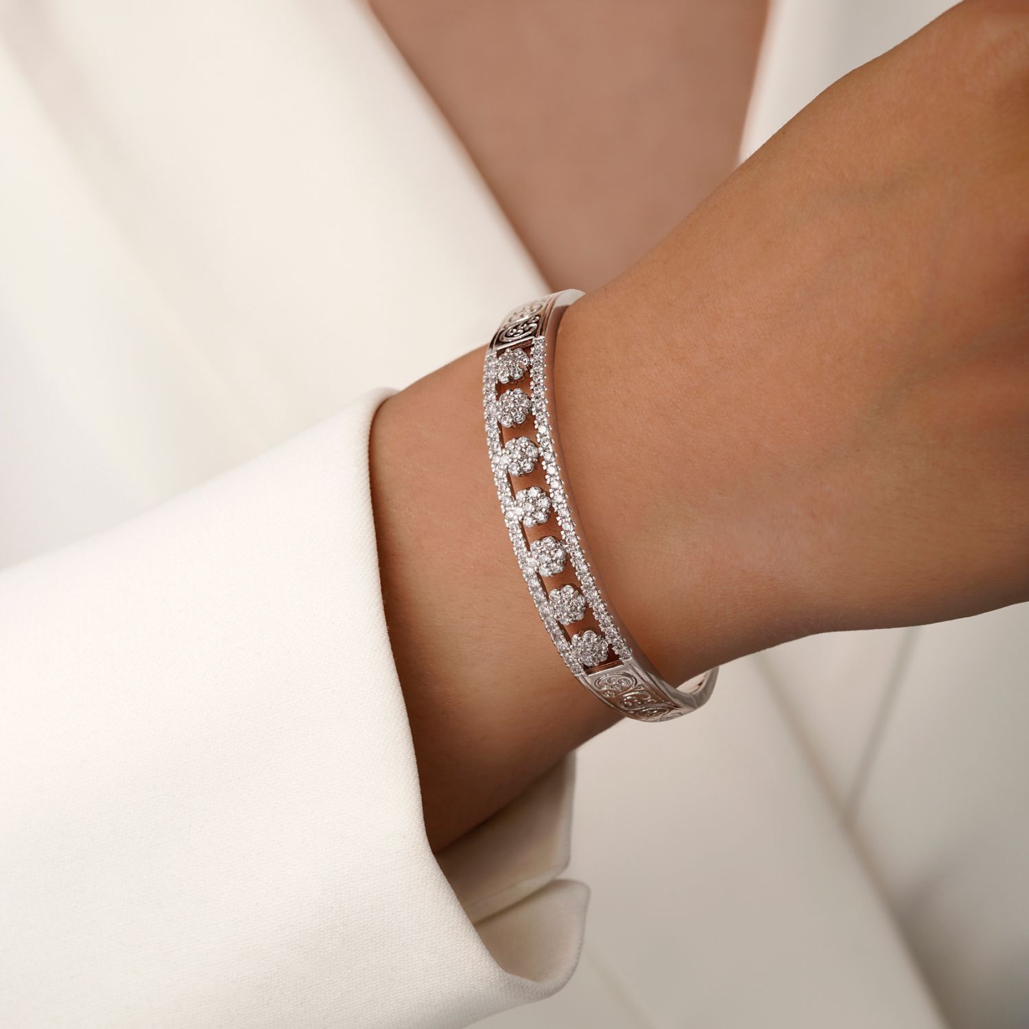 دستبند النگویی شوپینگ نگین دار  9.8 میل سفید