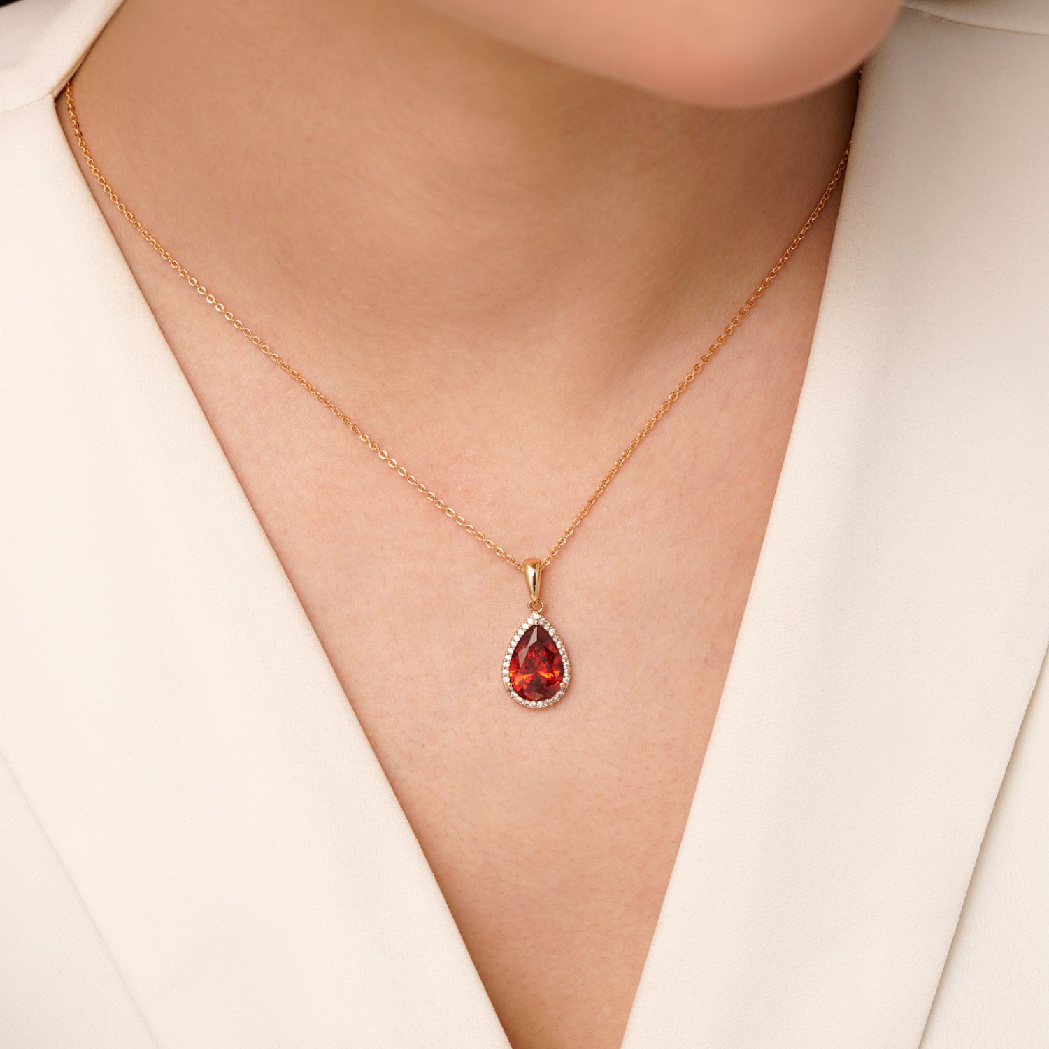 پلاک شوپینگ نگین قرمز طلایی