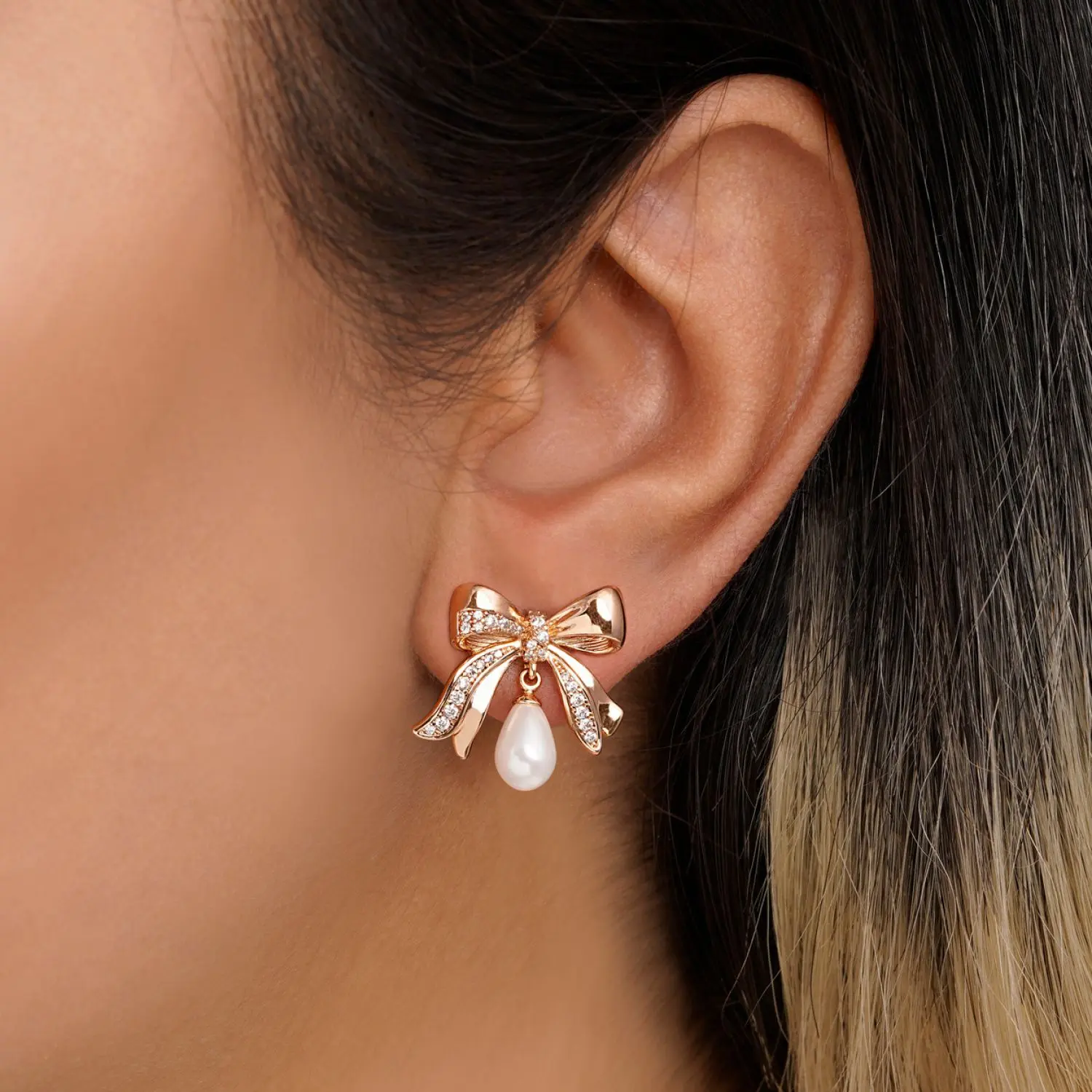 گوشواره شوپینگ میخی پاپیون مرواریدی طلایی