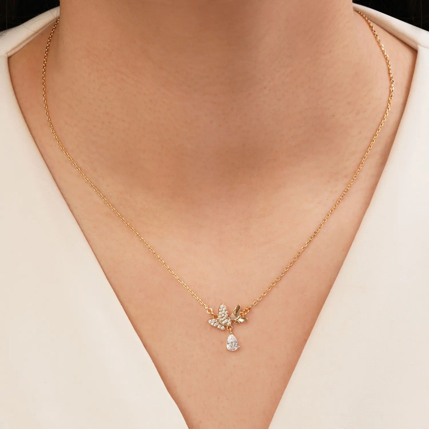 گردنبند پروانه نگین دار طلایی شوپینگ