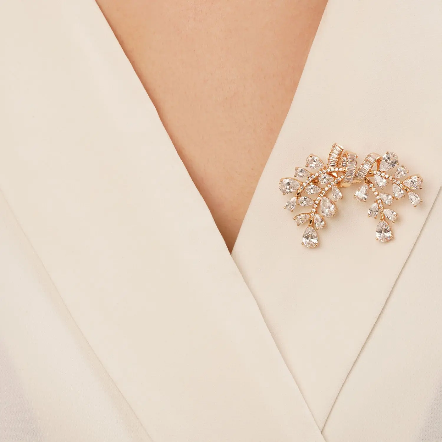 سنجاق نگین دار طلایی شوپینگ