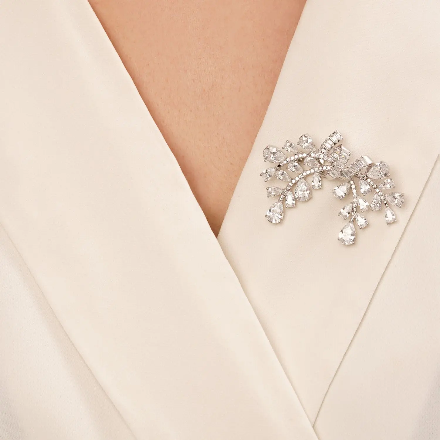 سنجاق نگین دار نقره ای شوپینگ