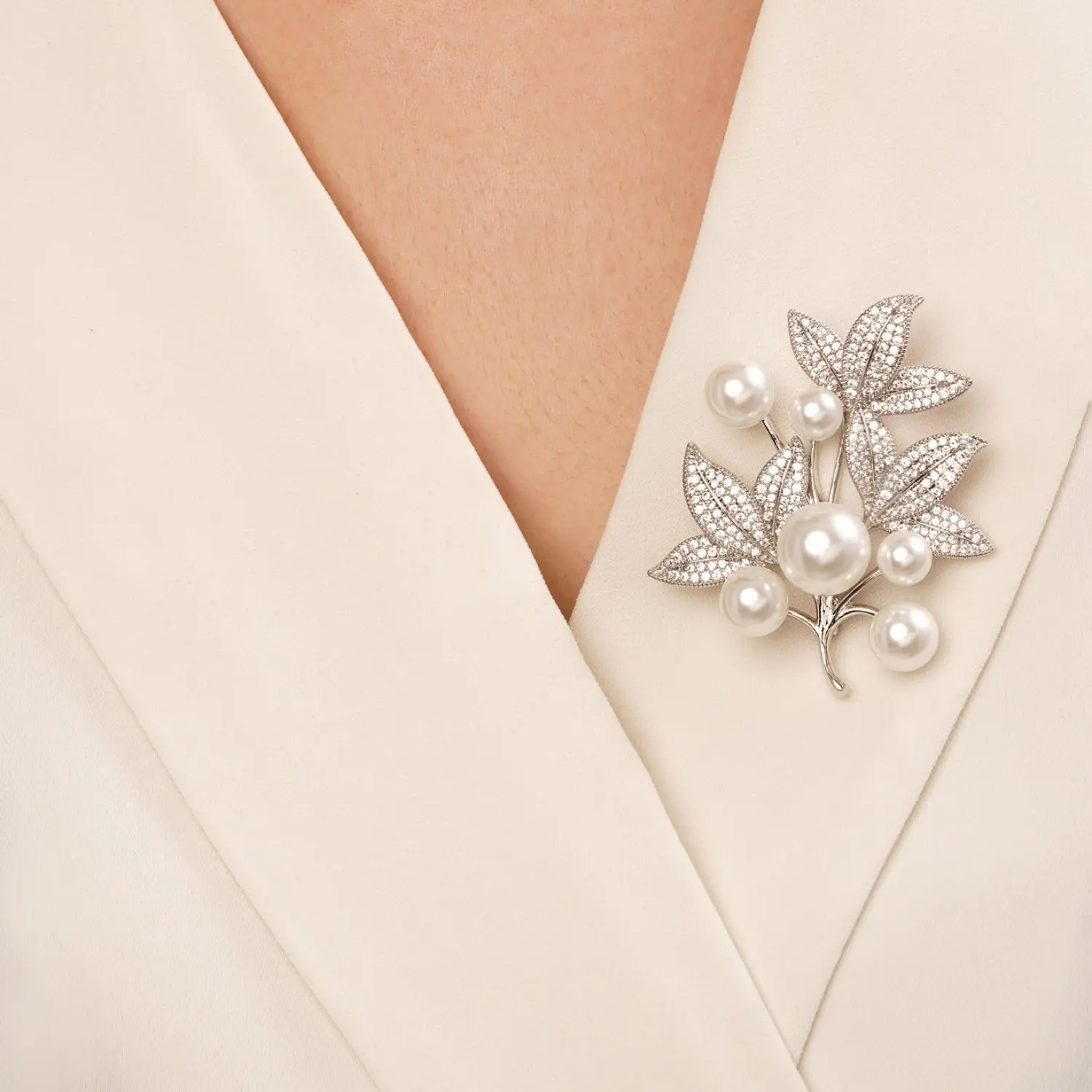 سنجاق برگ نگین دار مرواریدی نقره ای شوپینگ