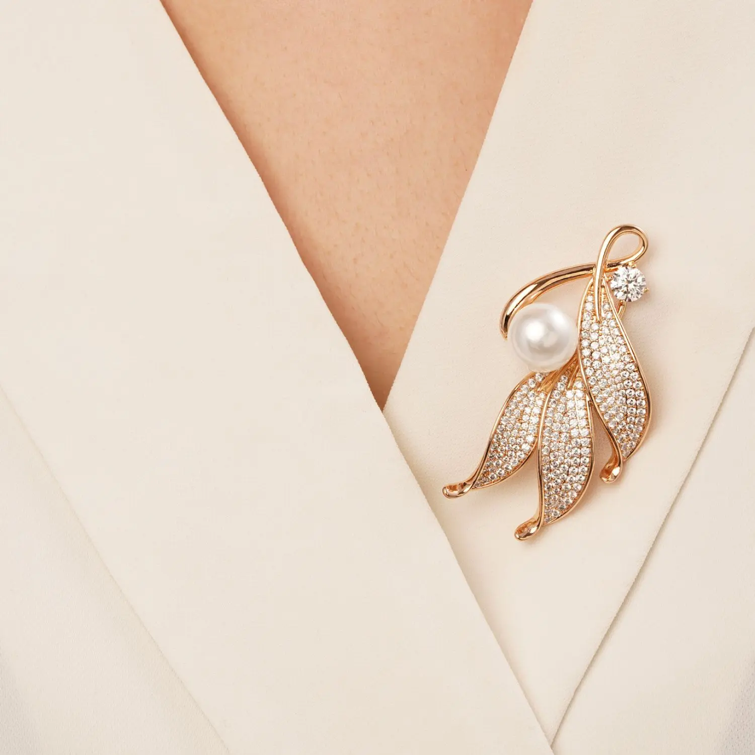 سنجاق برگ  نگین دار مرواریدی طلایی شوپینگ