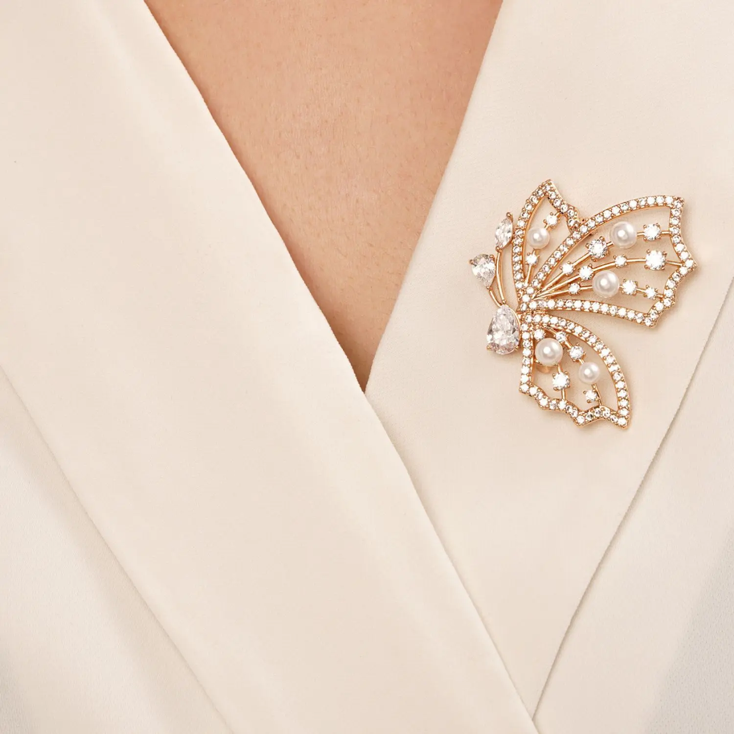 سنجاق پروانه مرواریدی نگین دار طلایی شوپینگ