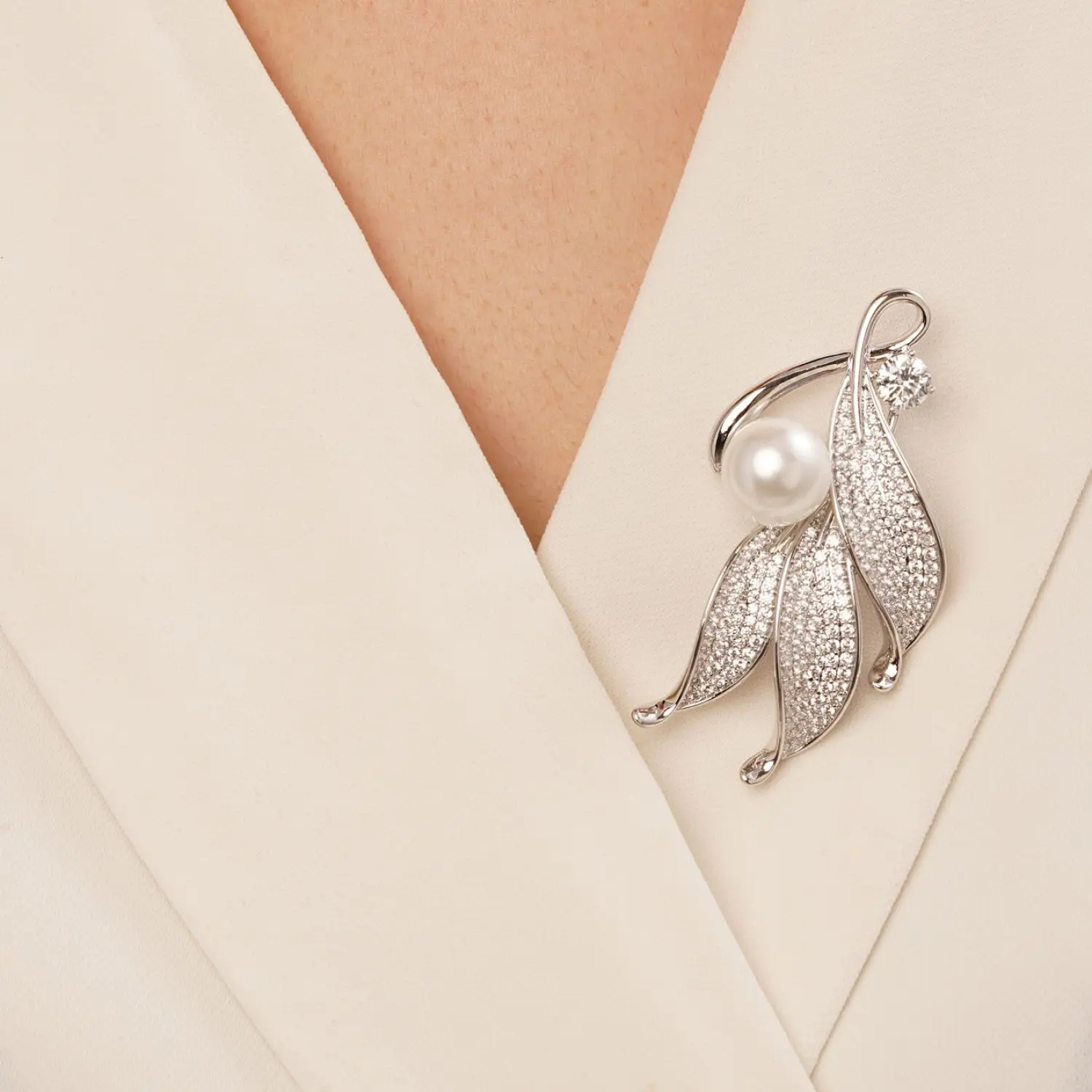 سنجاق برگ نگین دار مرواریدی نقره ای شوپینگ