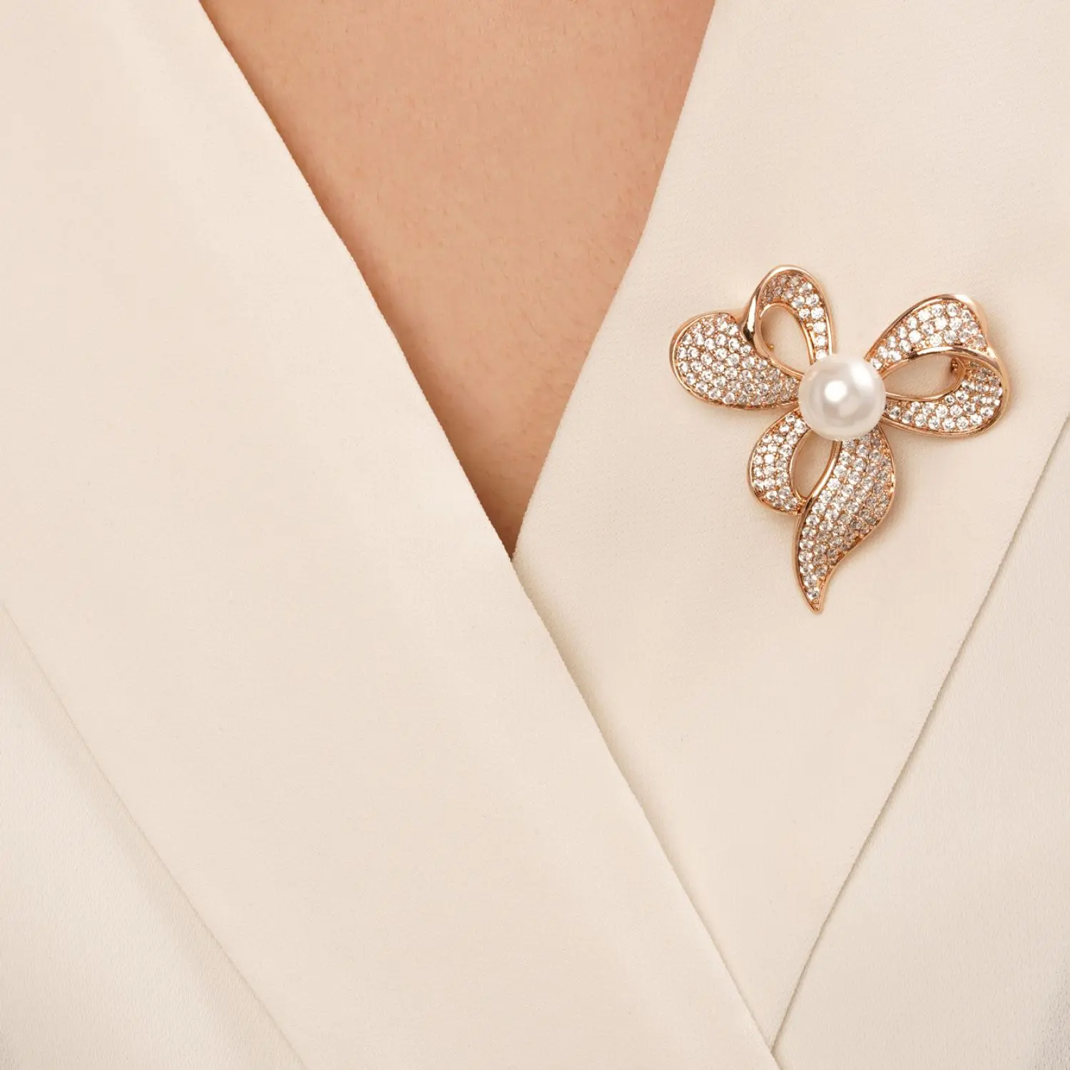 سنجاق پاپیون نگین دار مرواریدی طلایی شوپینگ