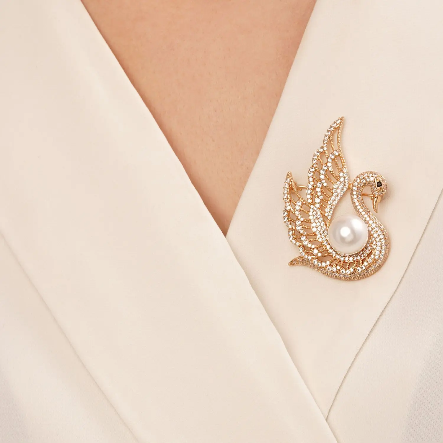 سنجاق قو نگین دار مرواریدی طلایی شوپینگ