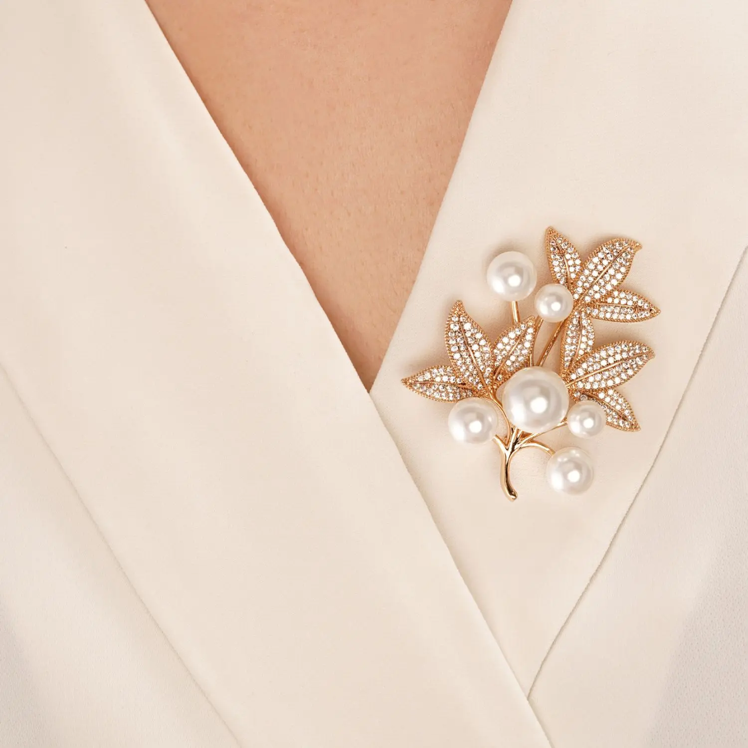 سنجاق گل نگین دار مرواریدی طلایی شوپینگ