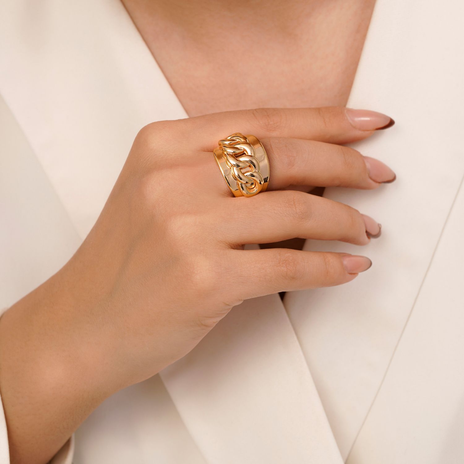 انگشتر طرح دار تیتانیوم طلایی