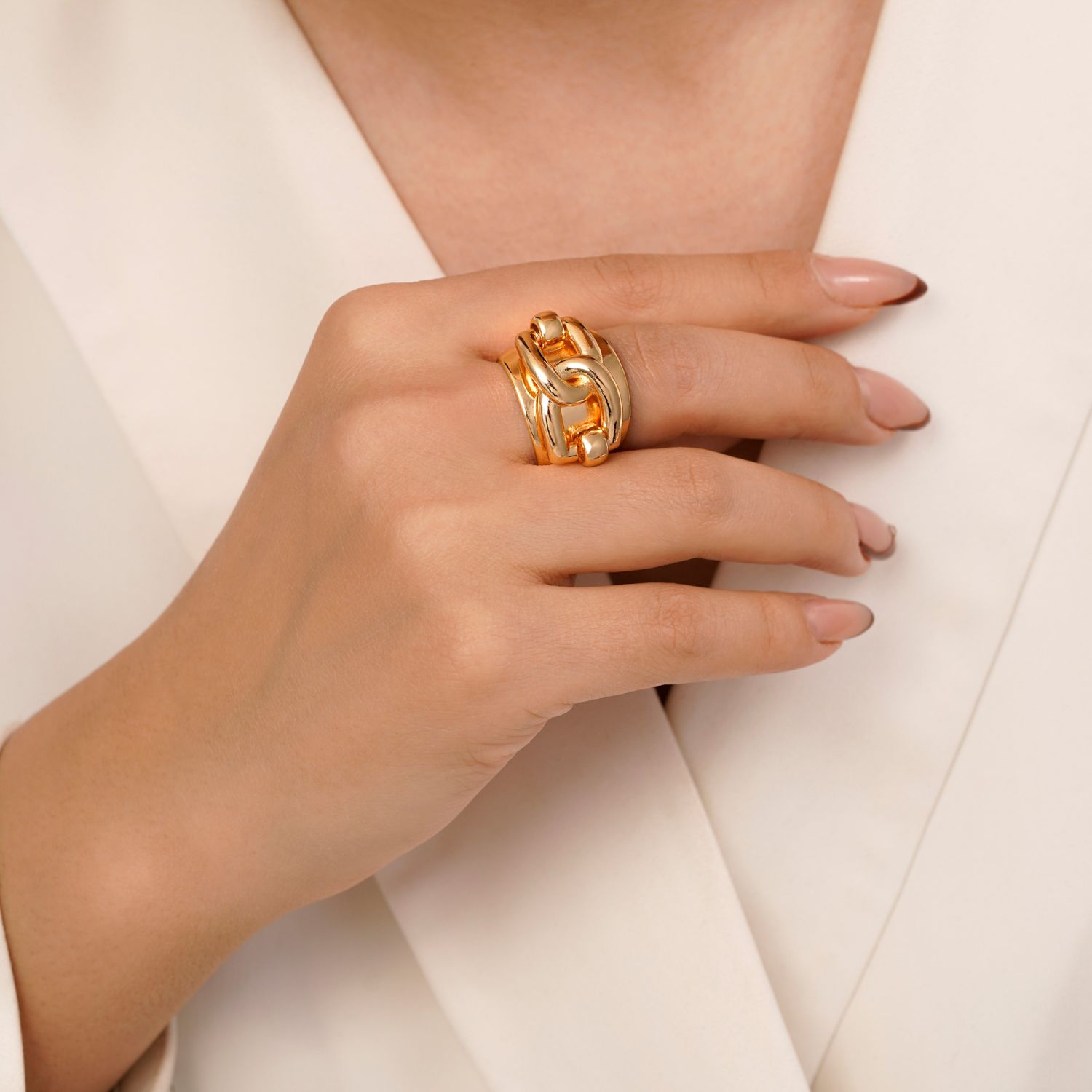 انگشتر طرح دار تیتانیوم طلایی