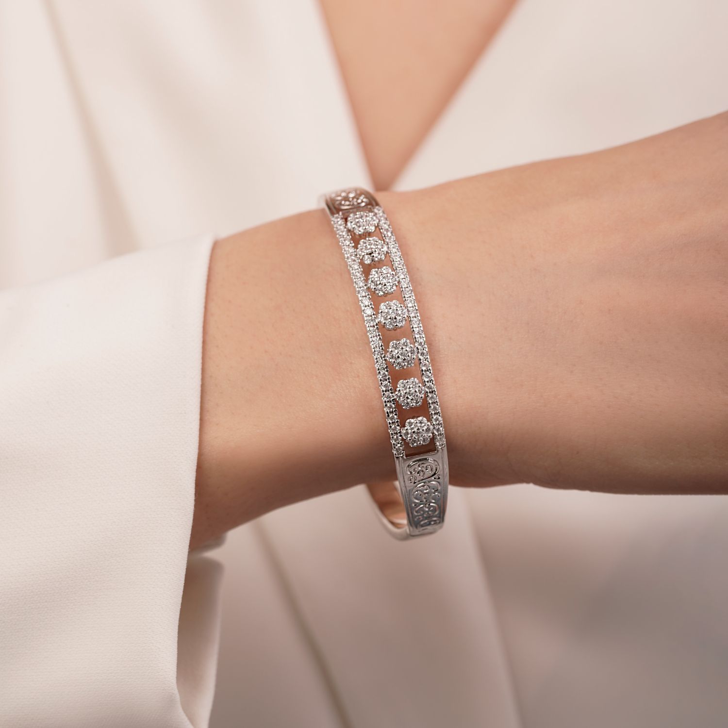 دستبند النگویی شوپینگ نگین دار  9.8 میل سفید